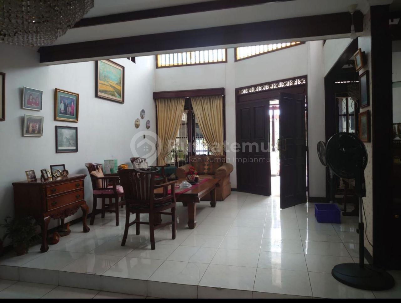 DISEWAKAN RUMAH 3 LANTAI AREA KEBAYORAN BARU