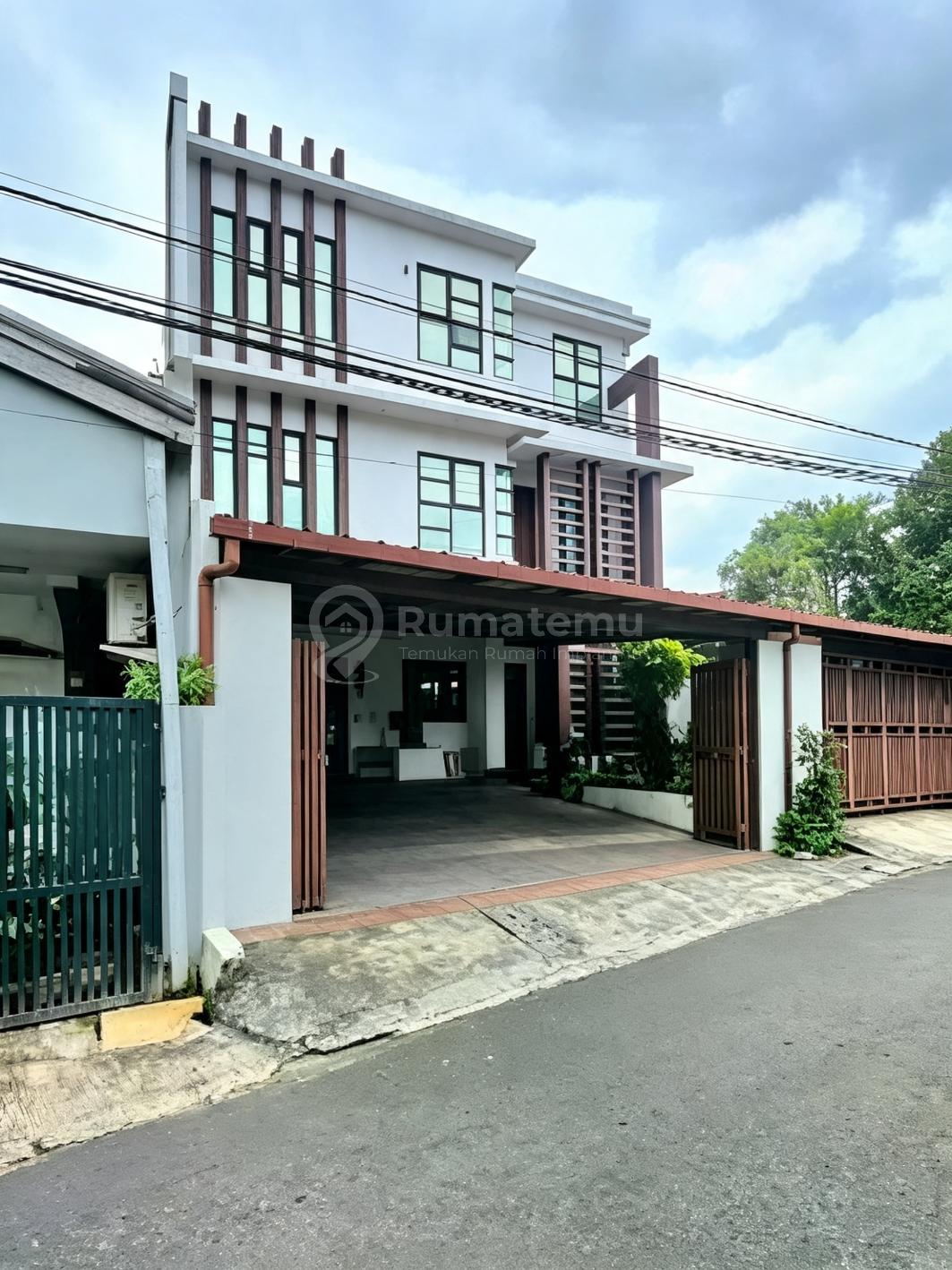 Rumah Bagus 3 Lantai Dekat MRT Haji Nawi
