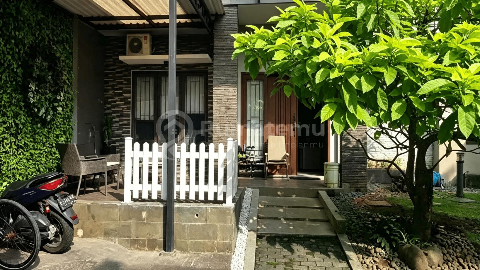 Dijual Rumah Hoek Depan Taman, Semi Furnish di Delatinos BSD