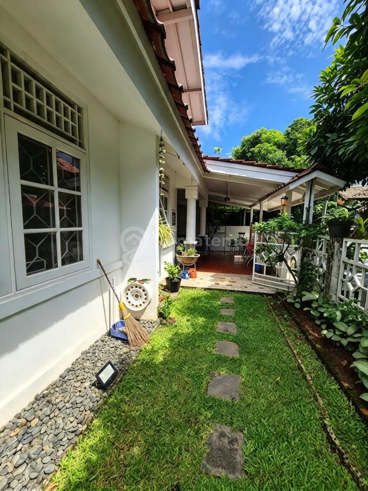 Dijual Rumah Dengan Halaman Belakang Yang Sejuk Lokasi Strategis Harga Menarik di Bintaro