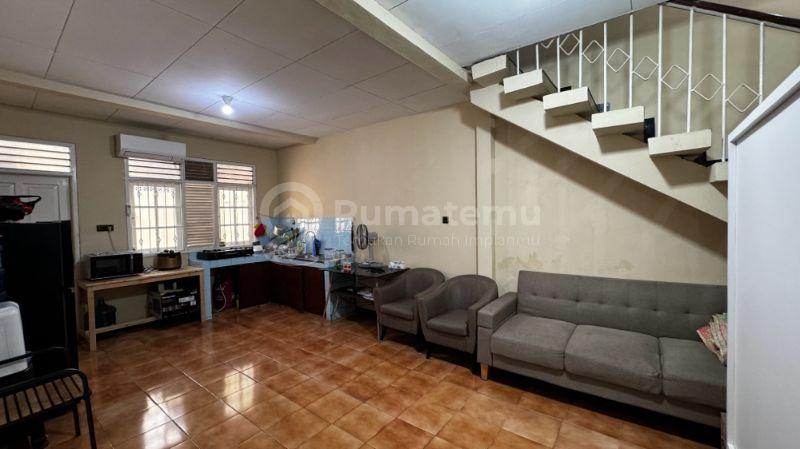 DIJUAL MURAH Rumah dengan Posisi Hoek di Komplek Duren Sawit, Jakarta Timur