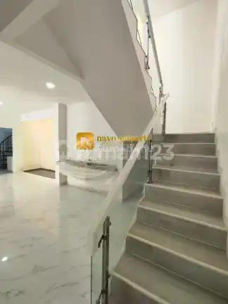 Rumah Mewah 3 Lantai Dalam Cluster di Kayu Putih Jakarta Timur