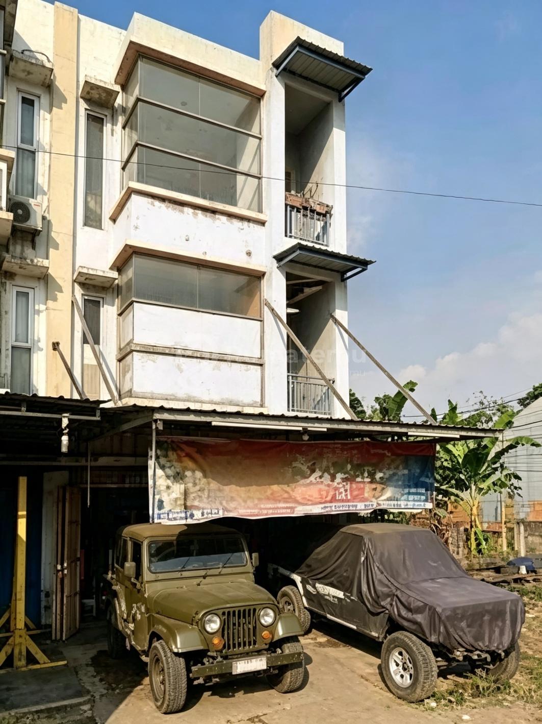 Ruko 3 Lantai Pinggir Jalan Ramai Strategis