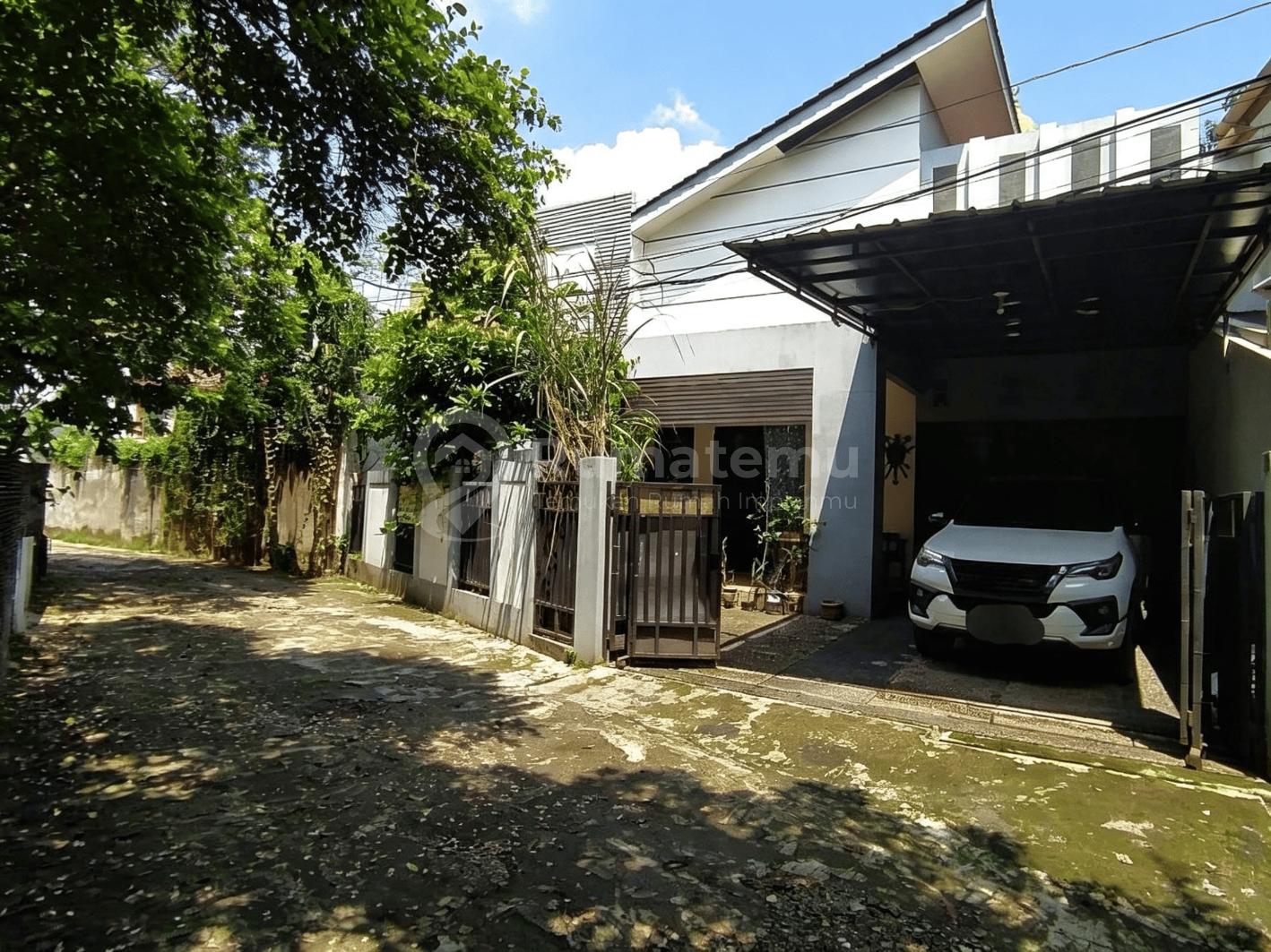 Di jual cepat rumah secondary non cluster/semi cluster + Portabel Swimming Pool di Jaksel