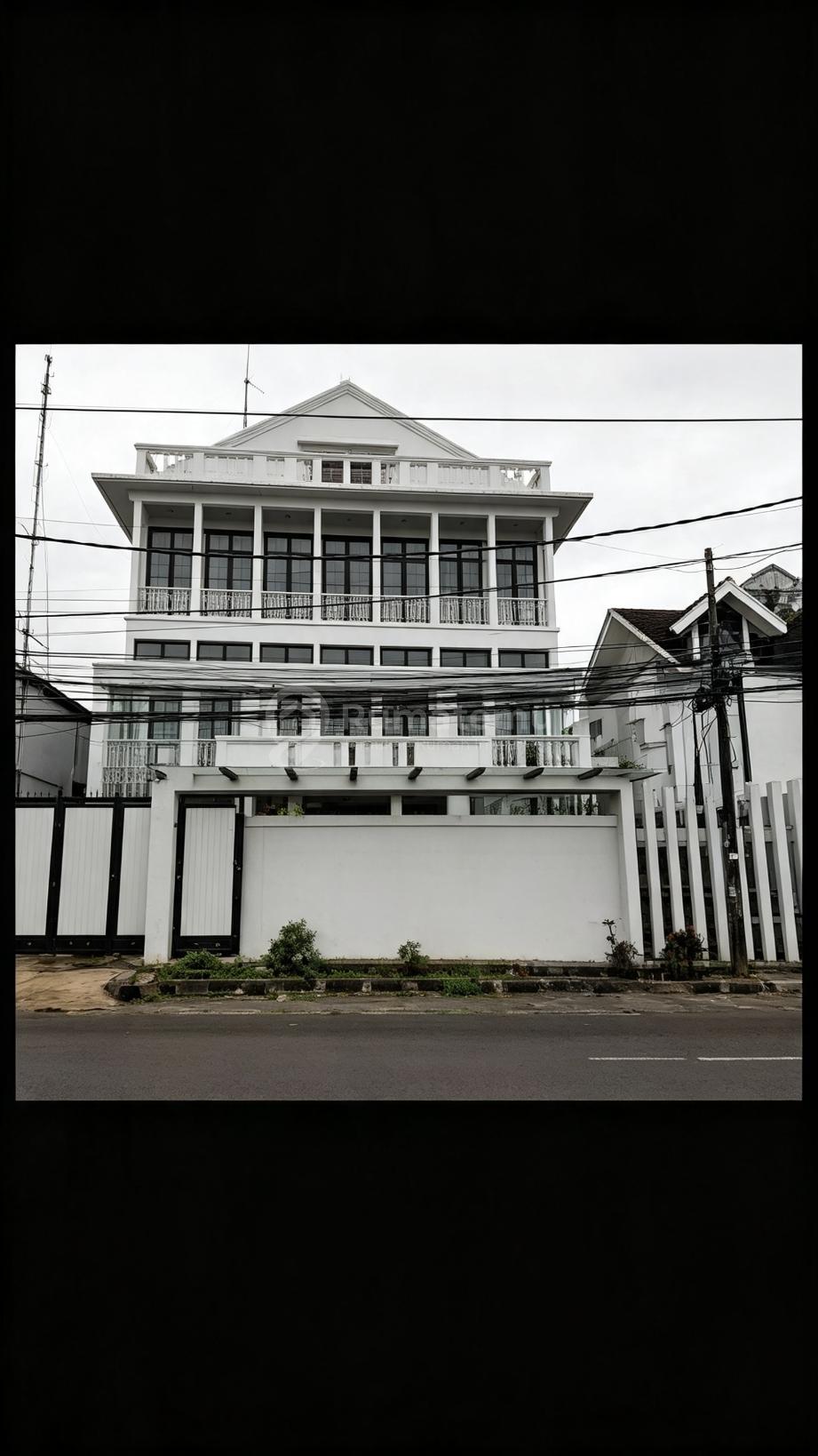 Kebon Jeruk [Gedung]: Dekat Rcti - 3 Lantai-Jalan Lebar