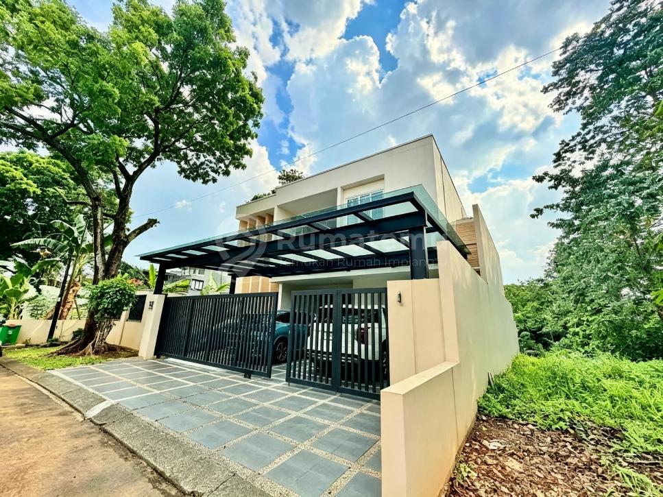 Rumah Mewah 3 Lantai Furnish Backyard Luas Ada Rooftop View Pegunungan Sentul City, Bogor