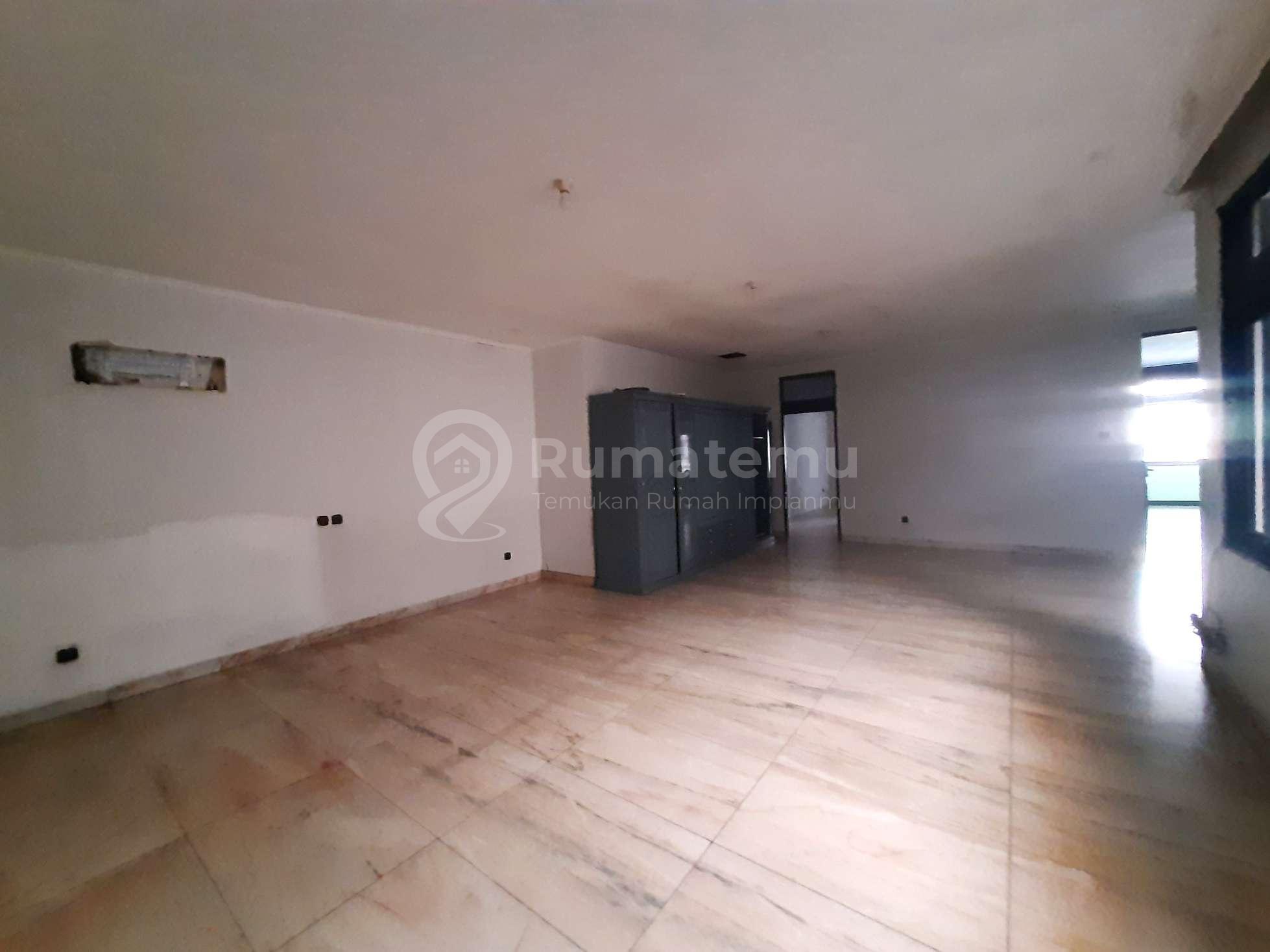 Rumah Tomang. 2.5 Lantai. 14x25. Jalan Raya 4 Mobil. Siap Huni