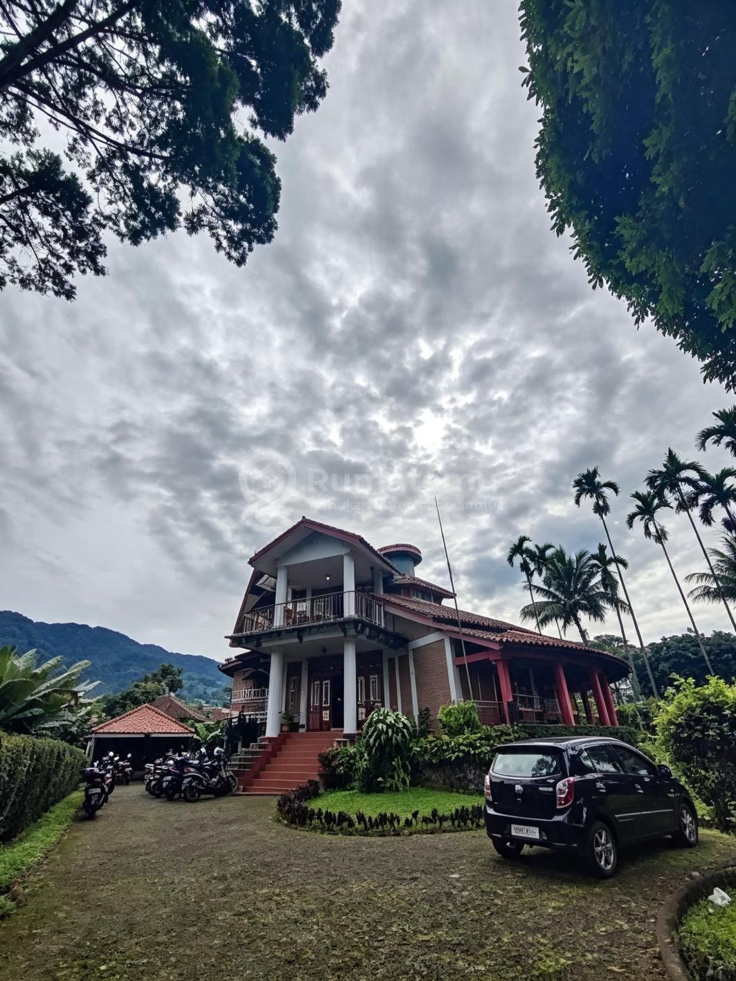 Dijual rumah villa + swimming pool Furnished di Cisarua, Kabupaten Bogor, Jawa Barat