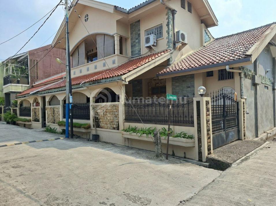 Rumah Mewah 1 1/2 Lantai Asri dan Hommy di Jatiwaringin Pondok Gede Bekasi