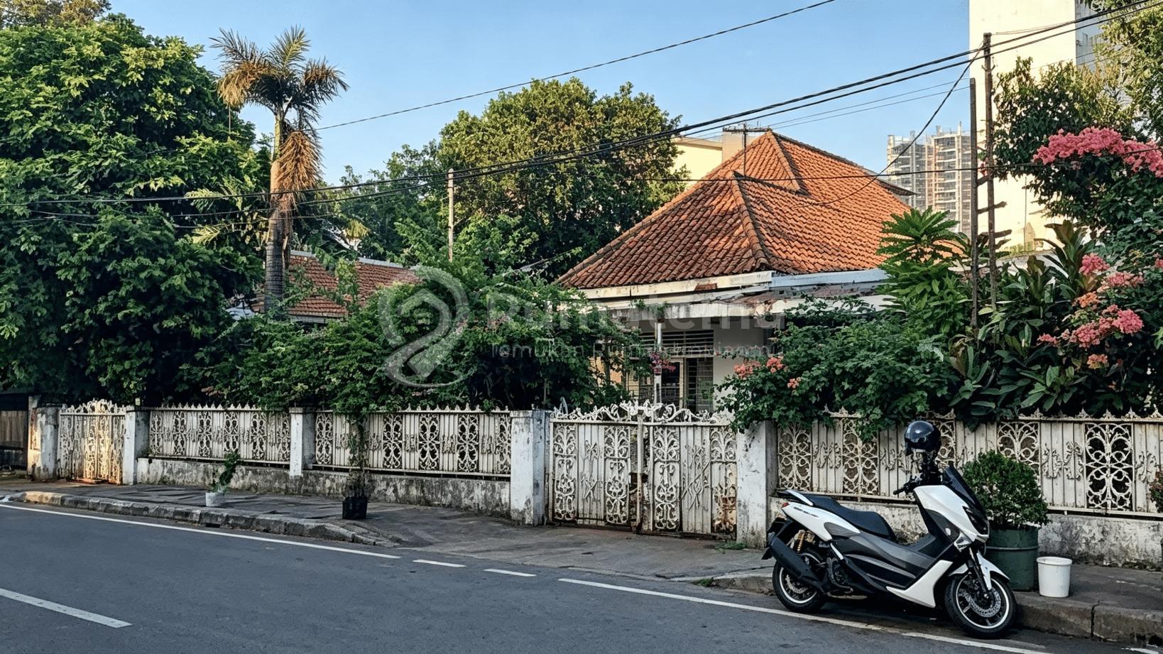 Dijual BU rumah tua Menteng Garasi 3 mobil, Carport 3 mobil hadap timur, Cikini,Jakarta Pusat (hitung tanah)