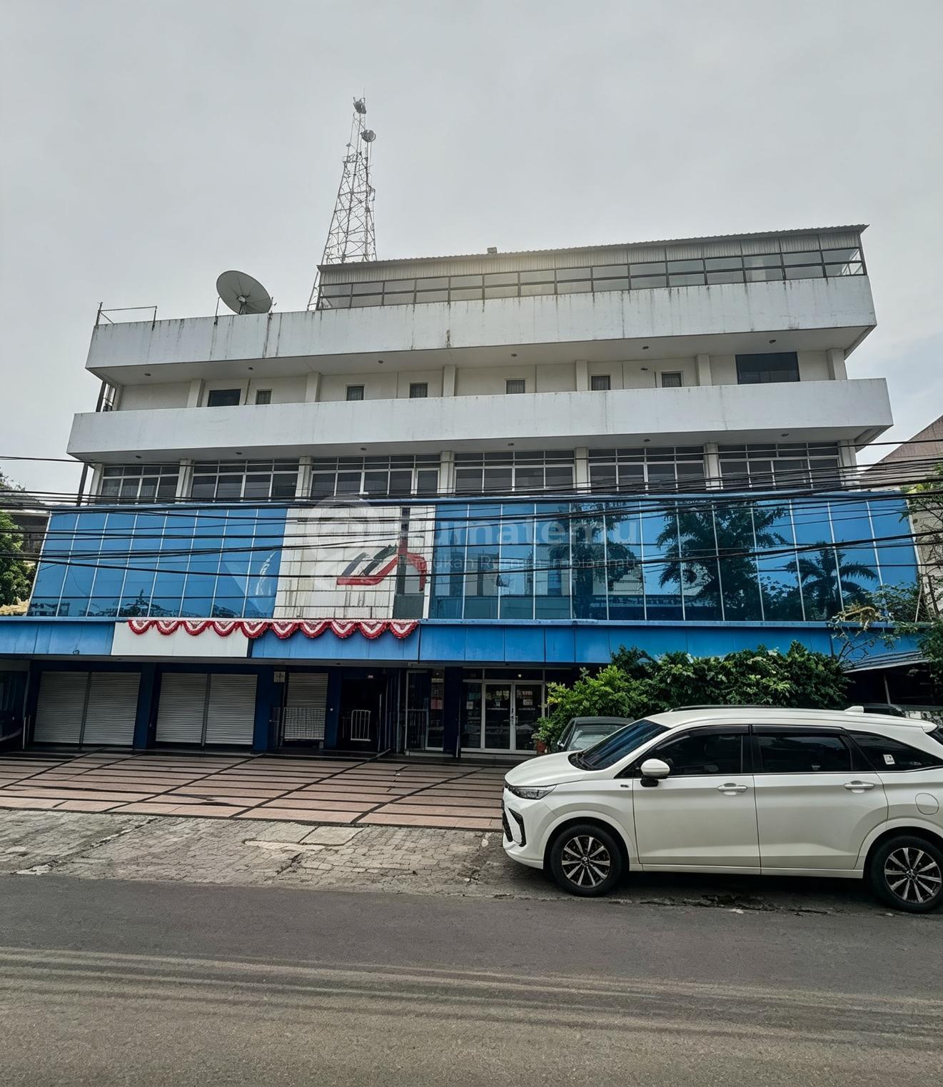 Gedung Kantor 4 Lantai dan Rooftop Setiabudi Harga Mepet NJOP lokasi strategis