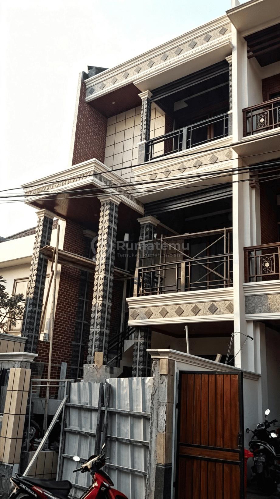 Dijual Town house Siap huni Private terrace in master bedroom Rooftop with balcony Pejaten Barat, Pasar Minggu, Jakarta