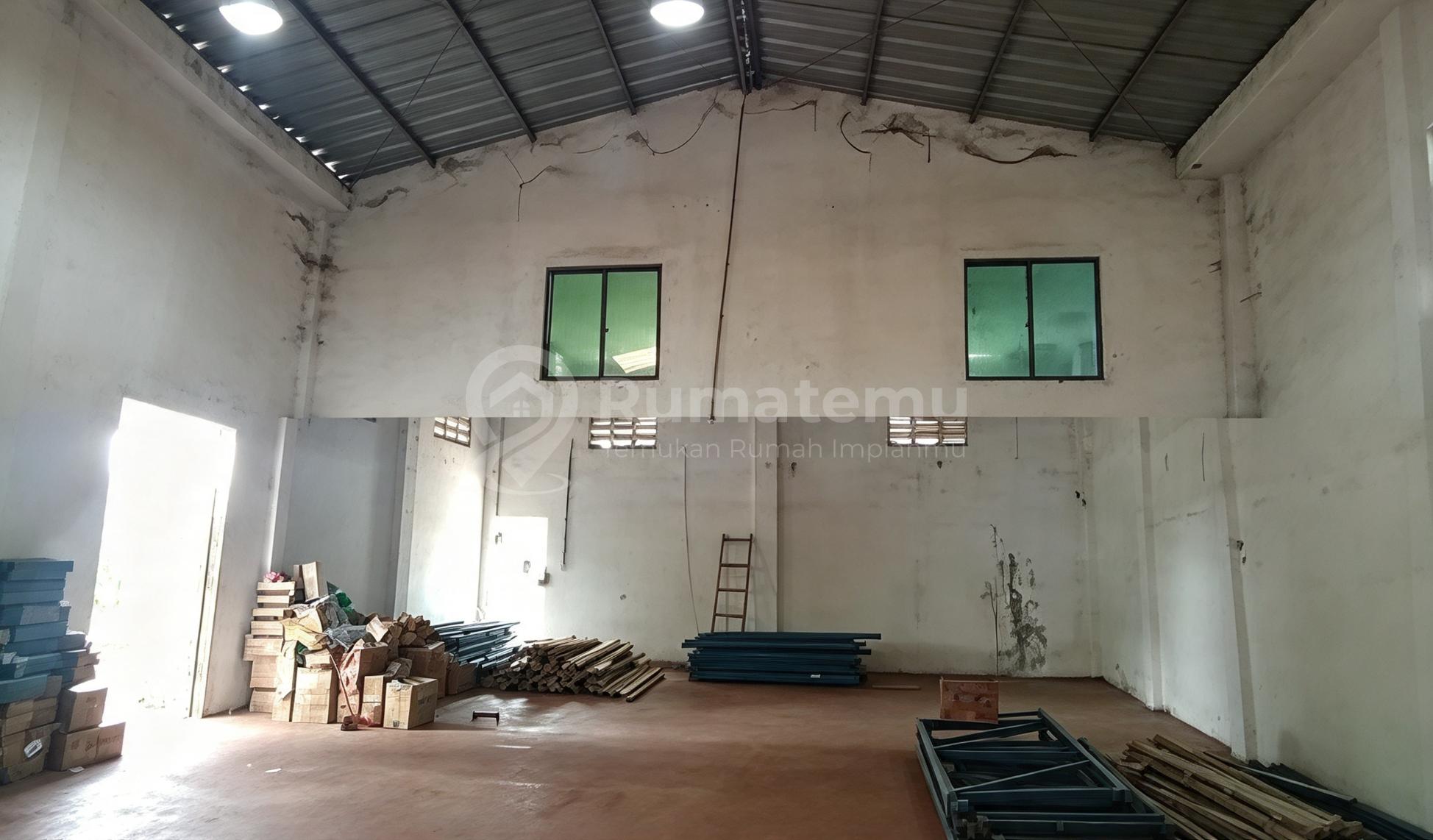 Tanjung Pura, Kalideres, Jakarta Barat..Disewakan Gudang, Posisi Hoek, Deposit 5 Juta, LT 400 M², LB ± 300 M², Air Tanah, Listrik 2200 Watt.-M30826r.n1c | Rumah123
