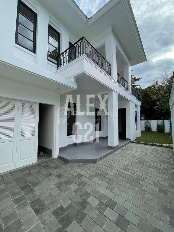 JUAL KEBAYORAN BARU + SWIMMING POOL UNFURNISH - SENOPATI AMERICAN CLASSIC HOUSE NEWLY