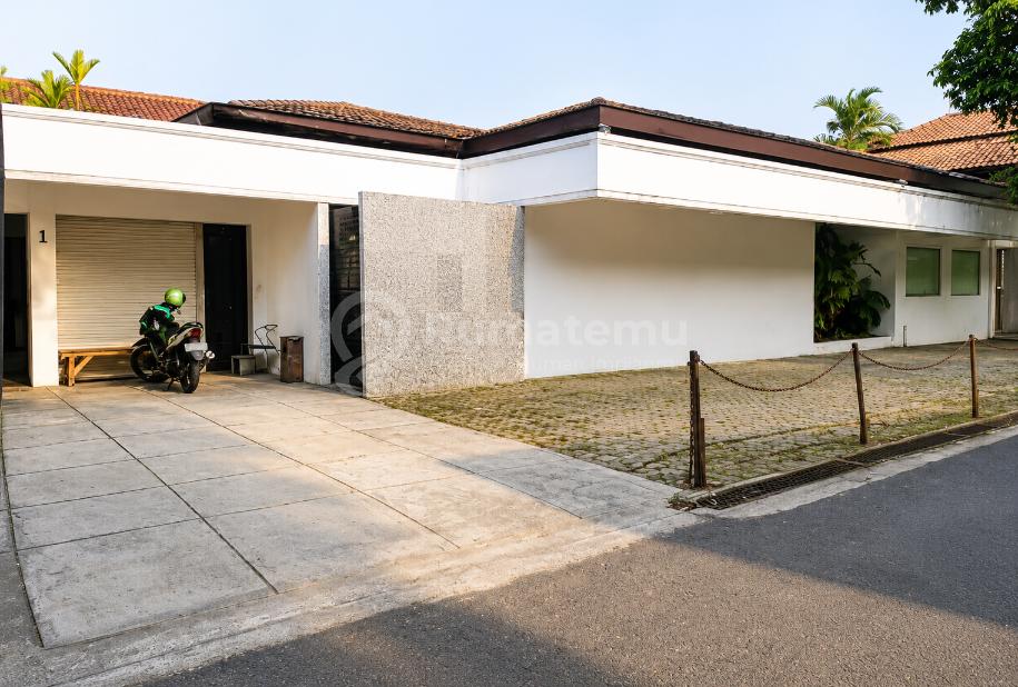 Jual rumah dengan halaman depan muat untuk 6 parkir mobil di Kemang, Mampang Prapatan, Jakarta Selatan
