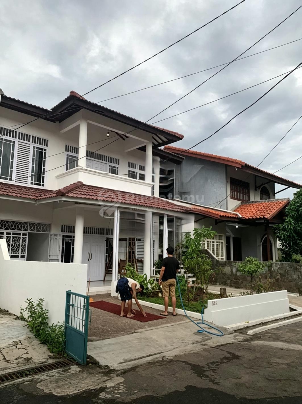 Jual rumah 2 lantai terdapat teras luas dalam komplek strategis di Kebayoran Lama, Jakarta Selatan