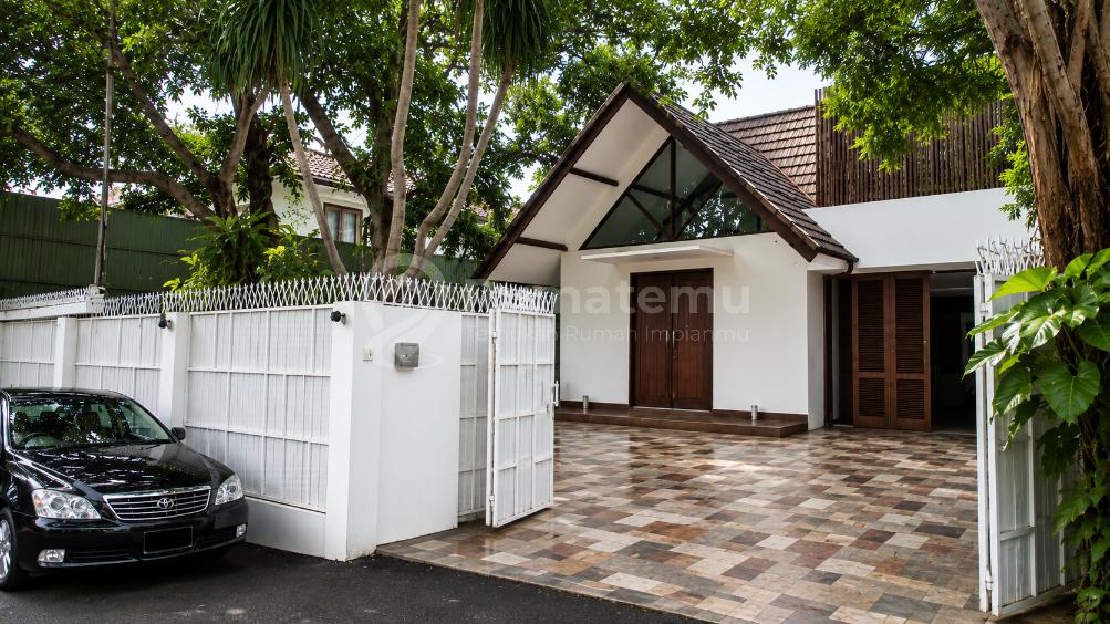 Dijual rumah mewah Swimming Pool, Jl Benda-Kemang, Cilandak Timur Pasar Minggu