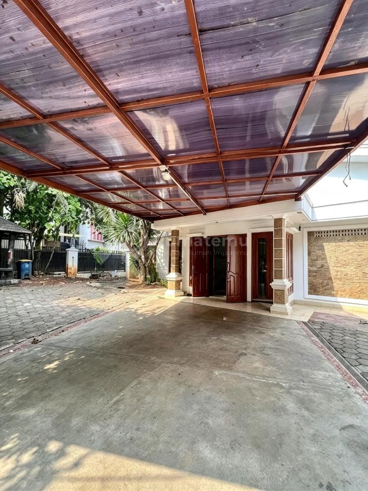 Diswakan Rumah Hoek 1½ LT Siap huni Lokasi Strategis dan Asri di Kelapa Gading R2402