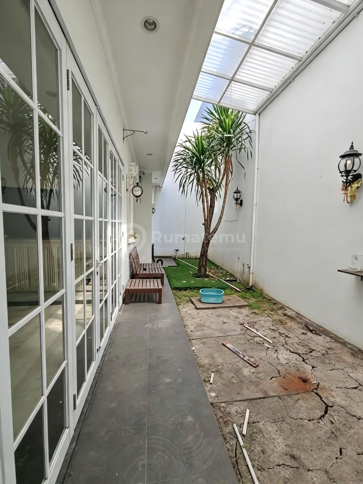 Alam Sutera, Cluster: Sutra Palma, Tangerang..Dijual Rumah, Listrik : 7700Watt, Car Port : 4 Mobil (Garasi 2 Dalam, 2 Luar ), Dapur : 1, Row Jalan: 4 Mobil, Mini Bar : 1, Shm.-Wto926