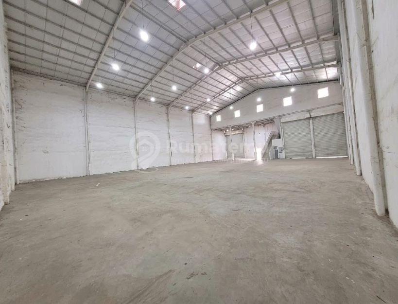 Gudang Industri Siap Pakai di Delta Silicon Cikarang, Loading Dock, Floor Hardener, Ada Kantor