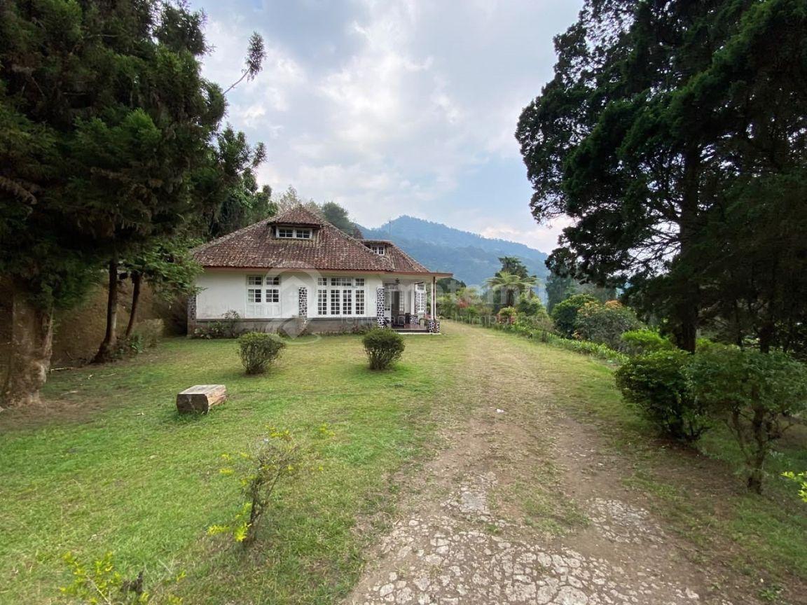 Villa Murah Strategis Pinggir Jalan Raya Puncak Cisarua Bogor