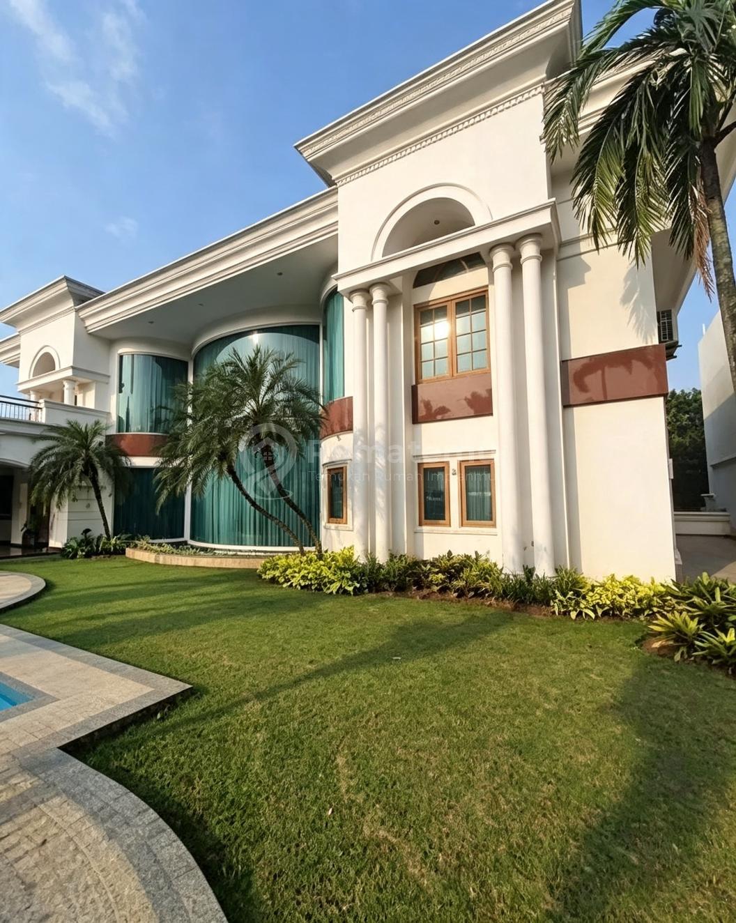 Rumah Dengan Halaman Luas di Bukit Golf Pondok Indah Jakarta Selatan 2 Lantai