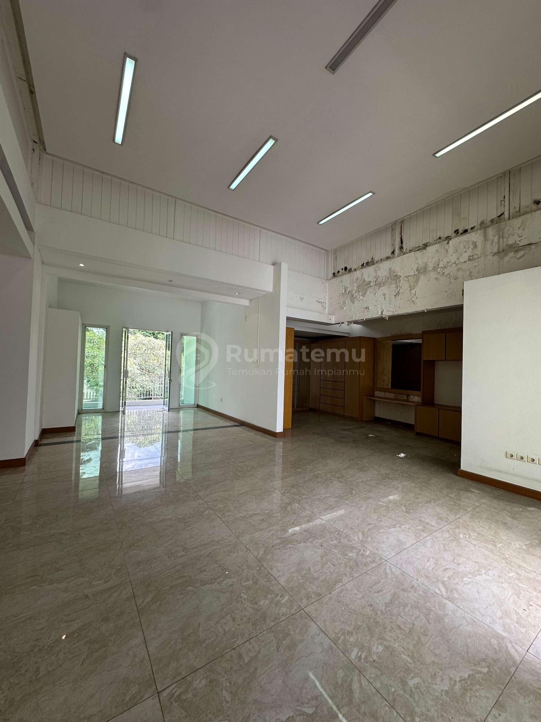 Sewa Rumah Mewah Dengan Pool di Pondok Indah