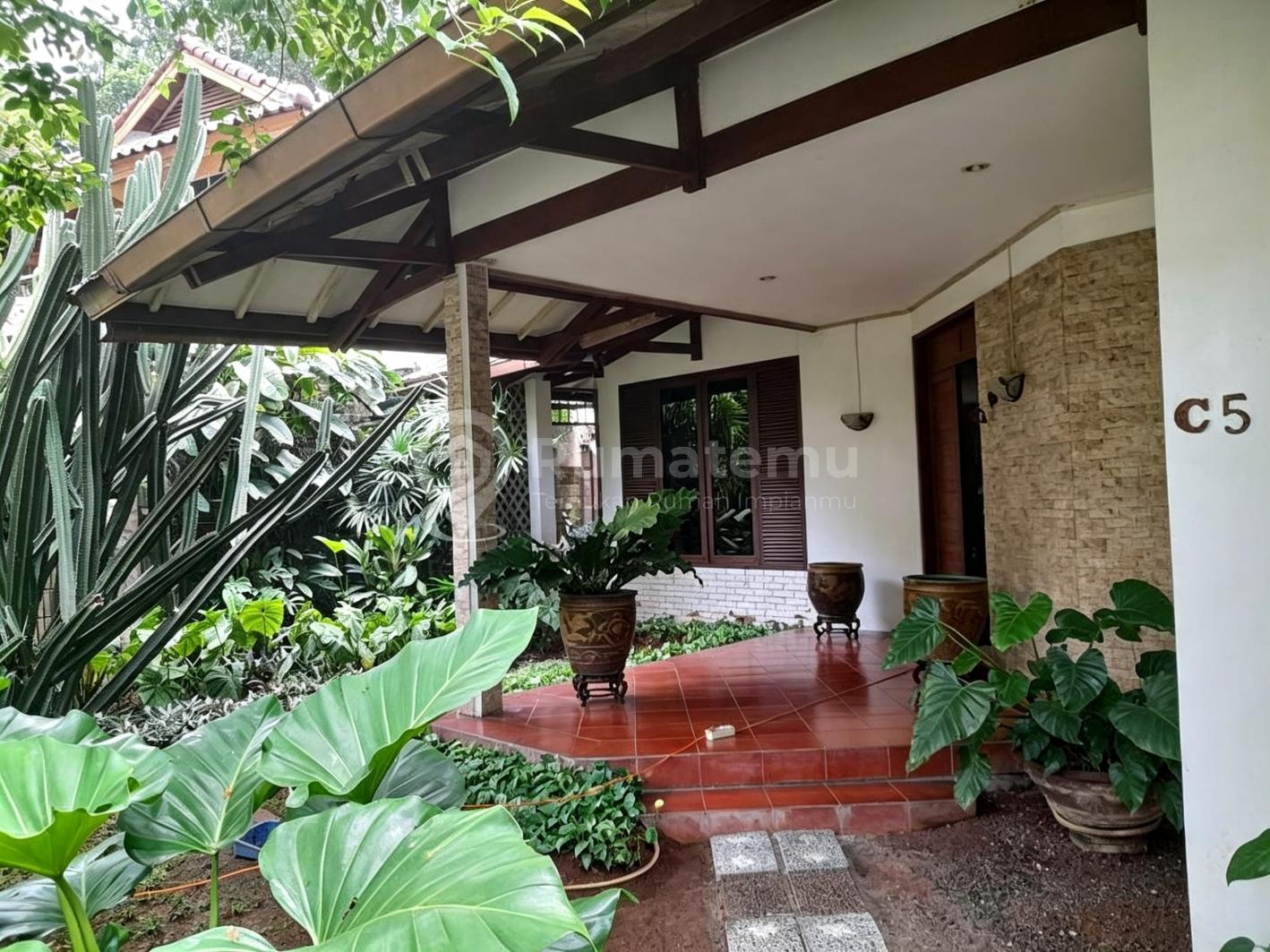 Rumah dijual Cepat Rumah Ada teras dan halaman dibagian belakang di Villa Cinere Mas, Pisangan, Ciputat