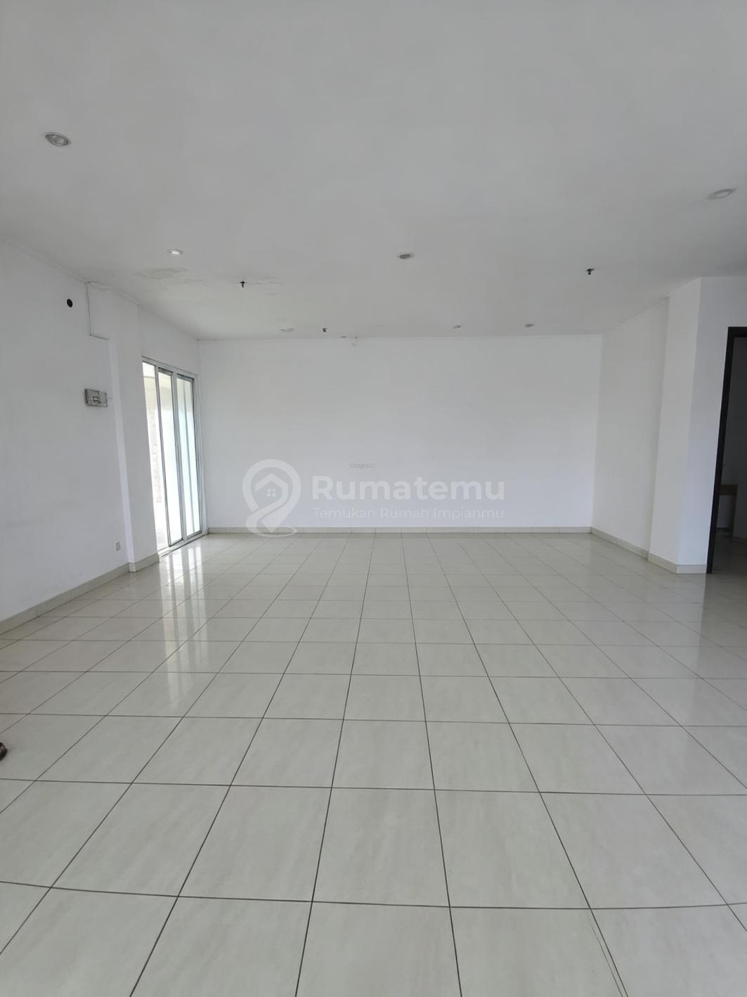 Ruko 3 Lantai, Free Parkir, Samping Jalan, Ruko di Gading Serpong