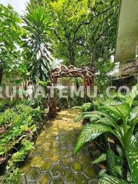 Rumah Lebak Bulus Dengan Taman di Jakarta Selatan