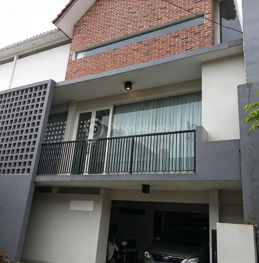 Dijual Rumah Siap Huni Lokasi Strategis Harga Menarik di Meruya Kembangan