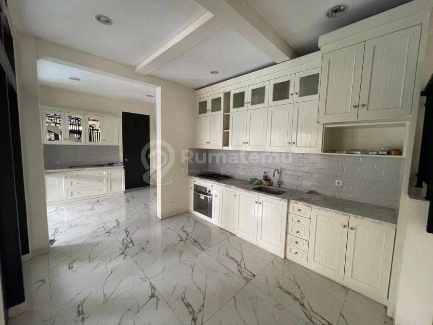 Rumah Megah 2 Lantai Jl. Malang Menteng Jakpus - Garasi 8 Mobil + Private Pool (Bawah Pasar)