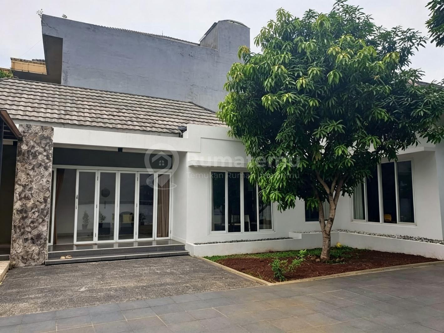 Jual rumah 1 lantai suasan asri berada di Jagakarsa, 5 menit dari jalan tol brigif, Jakarta