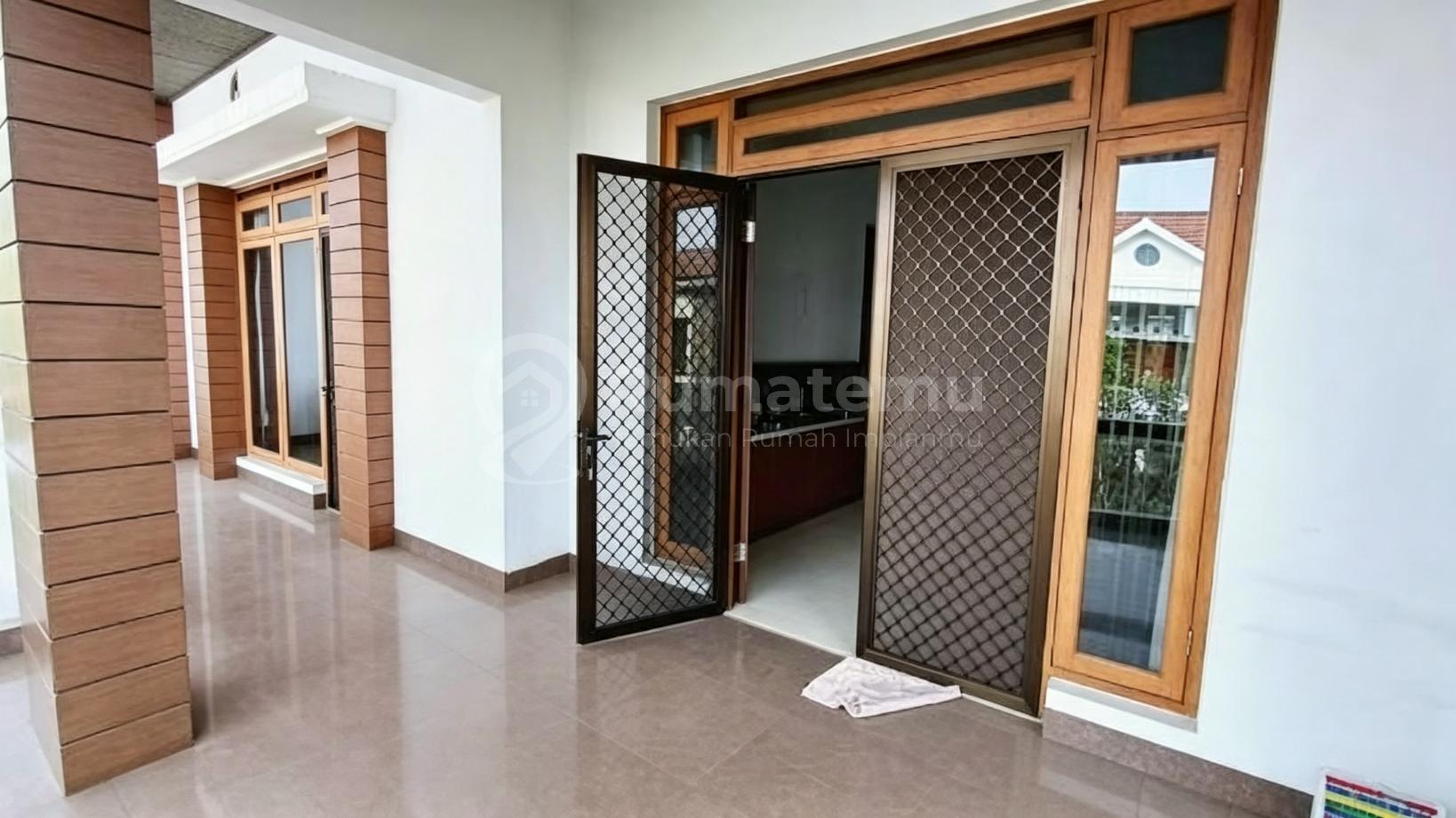 Jual Rumah Semi Furnished lokasi strategis di Batununggal Elok Sayap Buah Batu, Cijagra Bandung