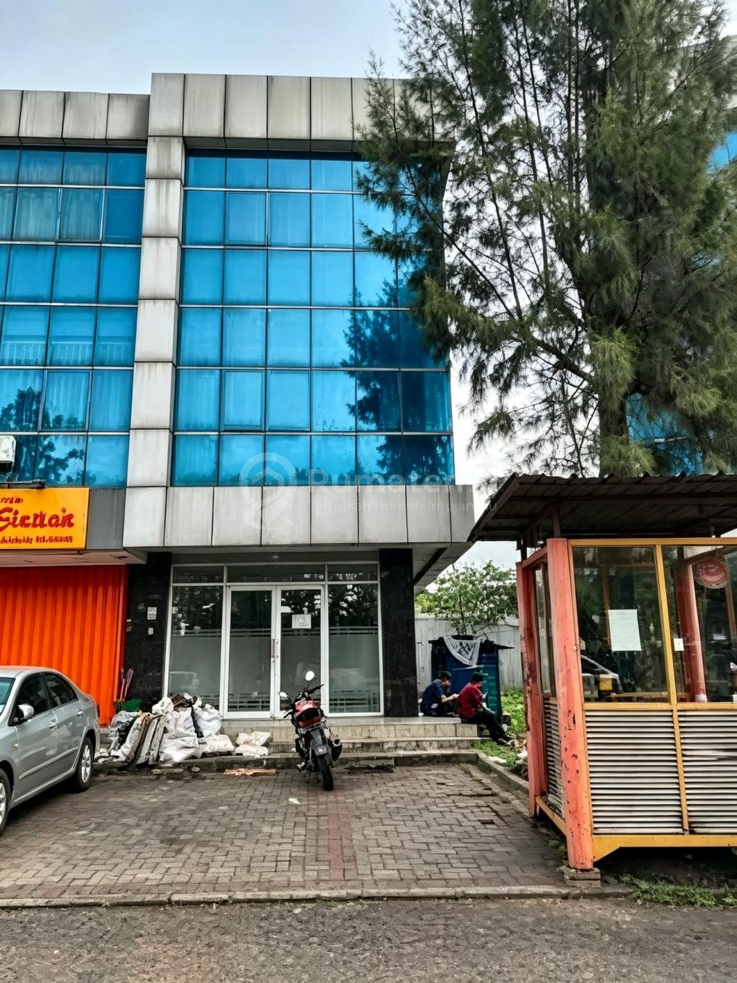 Ruko 3 lantai Huk lokasi sangat ramai cocok untuk Kantor, cafe, rumah makan dll taman tekno BSD