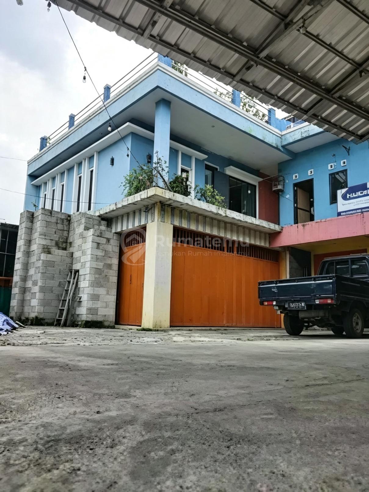 lahan /tempat usaha ex.bahan bangunan rumah 2 lantai harga murah di Cibinong