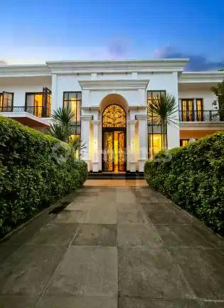 Rumah Mewah Ada Kolam Renang di Jatiwarna