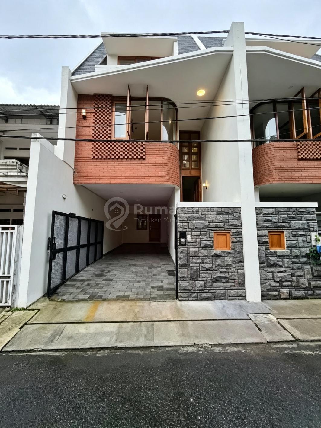 Rumah Baru Design Modern Tropis di Cipinang