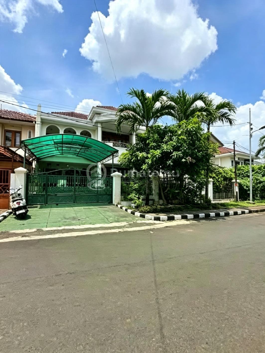Rumah Secondary Terawat di Pondok Kelapa