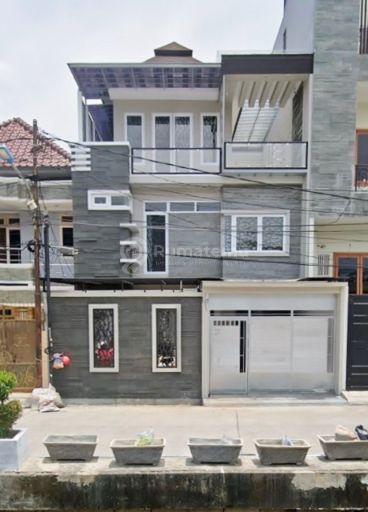 Rumah Siap Huni, Cantik, Modern dan Mewah, Jalan Lebar 4 Mobil, di Taman Ratu. 20767