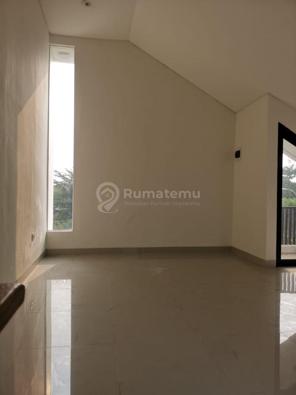 Rumah Brand New Siap Huni di JGC River Garden – 2 Lantai + Attic Room, SHM