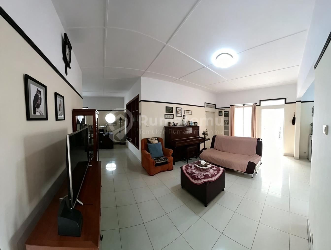 Rumah Asri dan Sejuk Pinggir Jalan Raya di Cilandak Barat, 400 meter ke Jln Fatmawati Raya