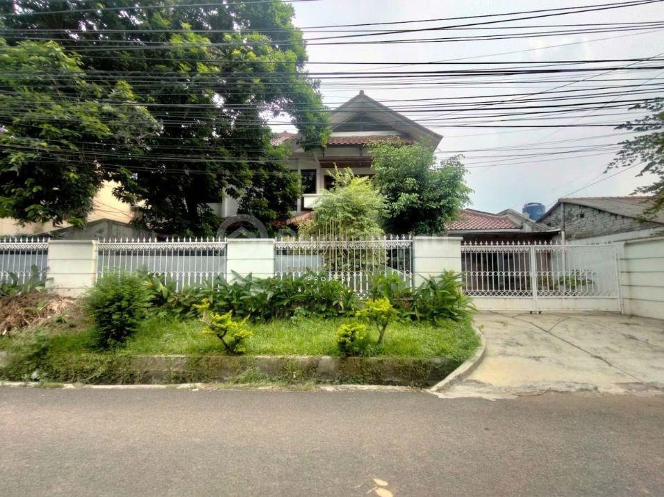 Asri Dalam Komplek  Dengan Halaman Depan & Belakang