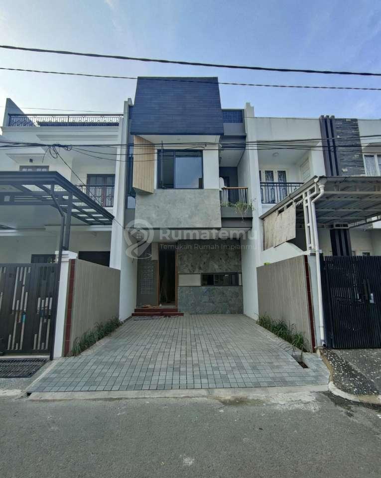 Rumah Baru Dengan Rofftop Dalam Komplek Tenang Di Pondok Bambu Jakarta Timur 