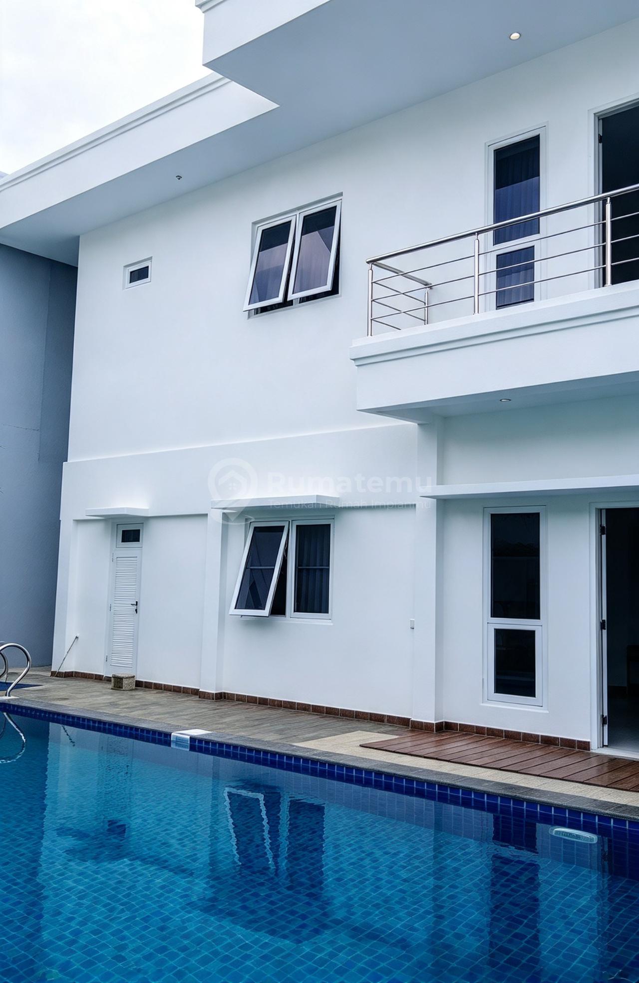 Rumah bangunan baru ada kolam renang bbs banjir di Kemanggisan, Jakbar. 20304