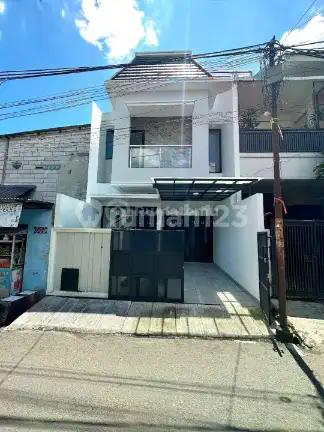 Rumah Mewah Siap Huni Ada Kolam Renang di Mampang