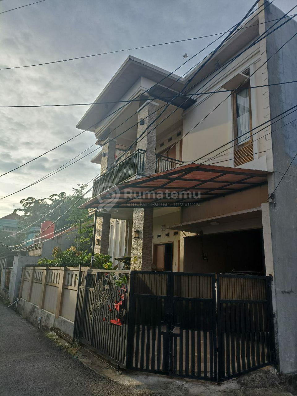 Duren Sawit Rumah Siap Huni, Unit Pojokan Dekat Universitas