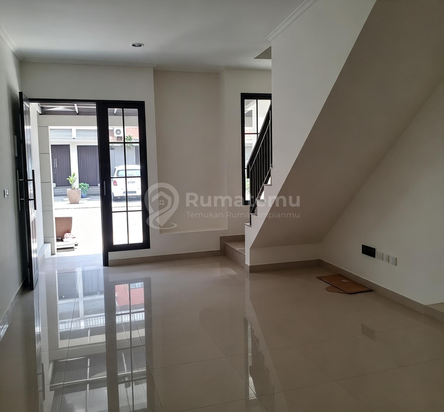 Green Village, Cipondoh,Tangerang..Dijual Rumah 2 Lantai, Listrik 3500 Watt, Kosongan, Air Pam, Row Jalan 2 Mobil, Carport 1 Mobil, Shm.-31.0926