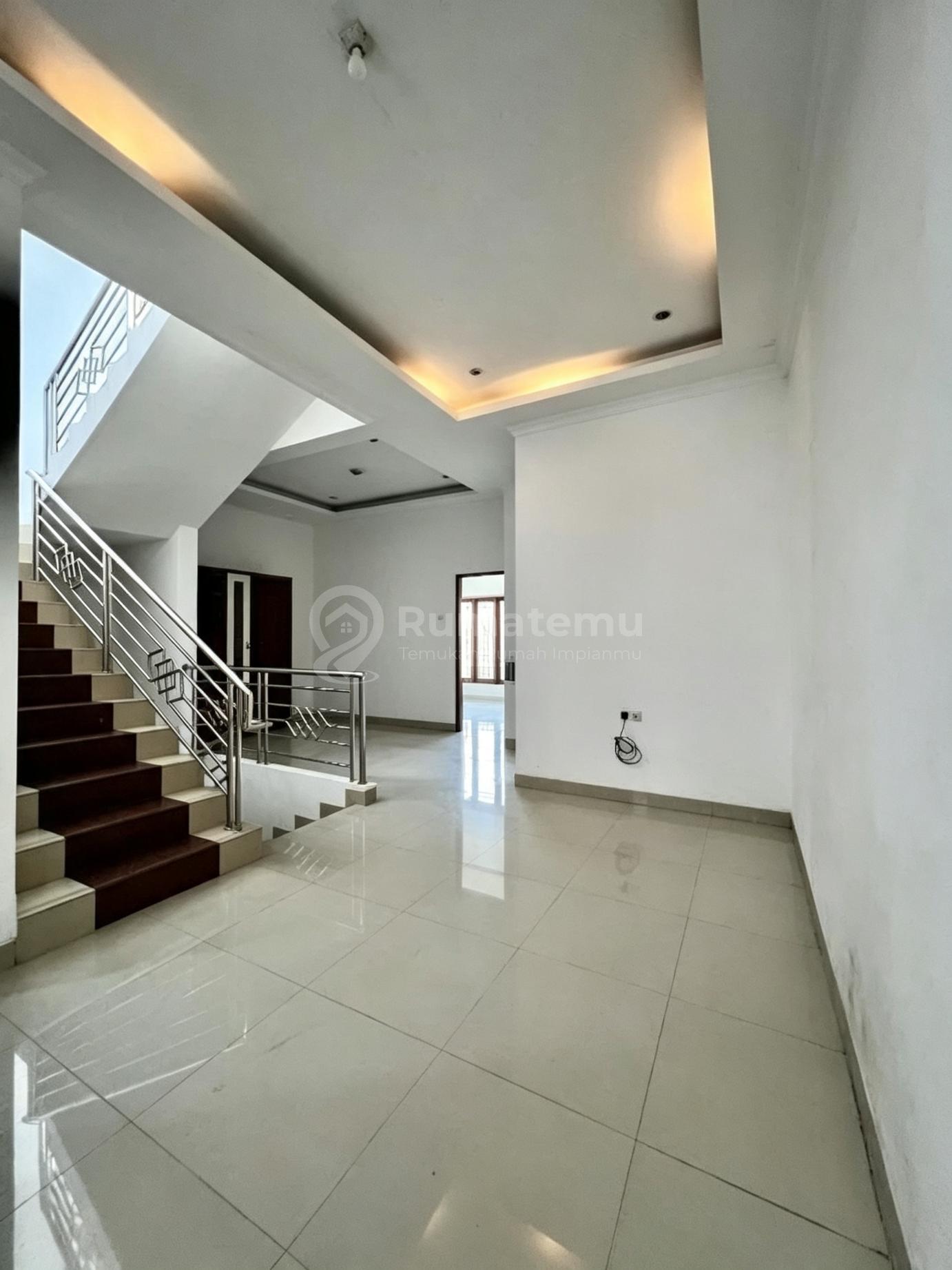 Disewa Rumah 3 LT Siap Huni Strategis Bebas Banjir di Kayu Putih R2403