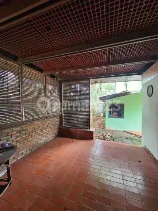 Di Jual Rumah lama harga hitung tanah saja. Lokasi nyaman, tenang dan aman di Jl MPR Cipete-Cilandak